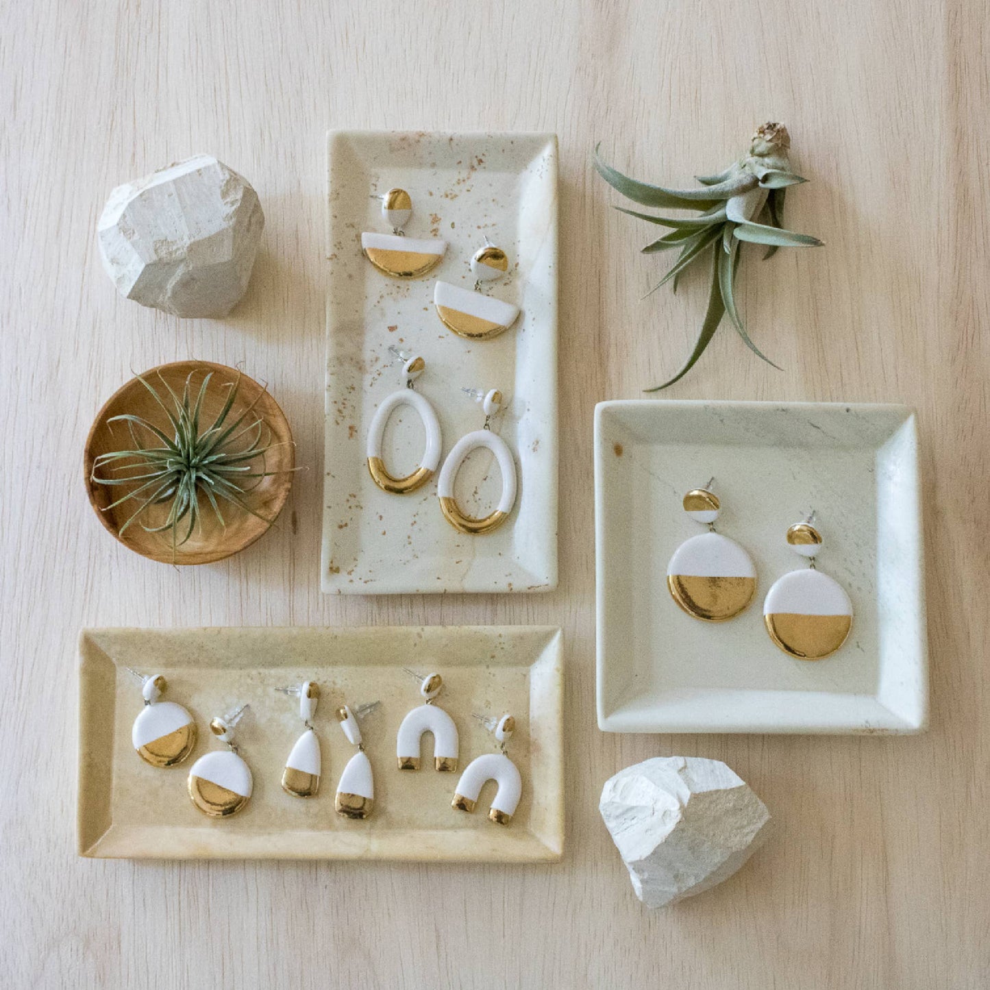 Pendientes colgantes blancos y dorados, herradura