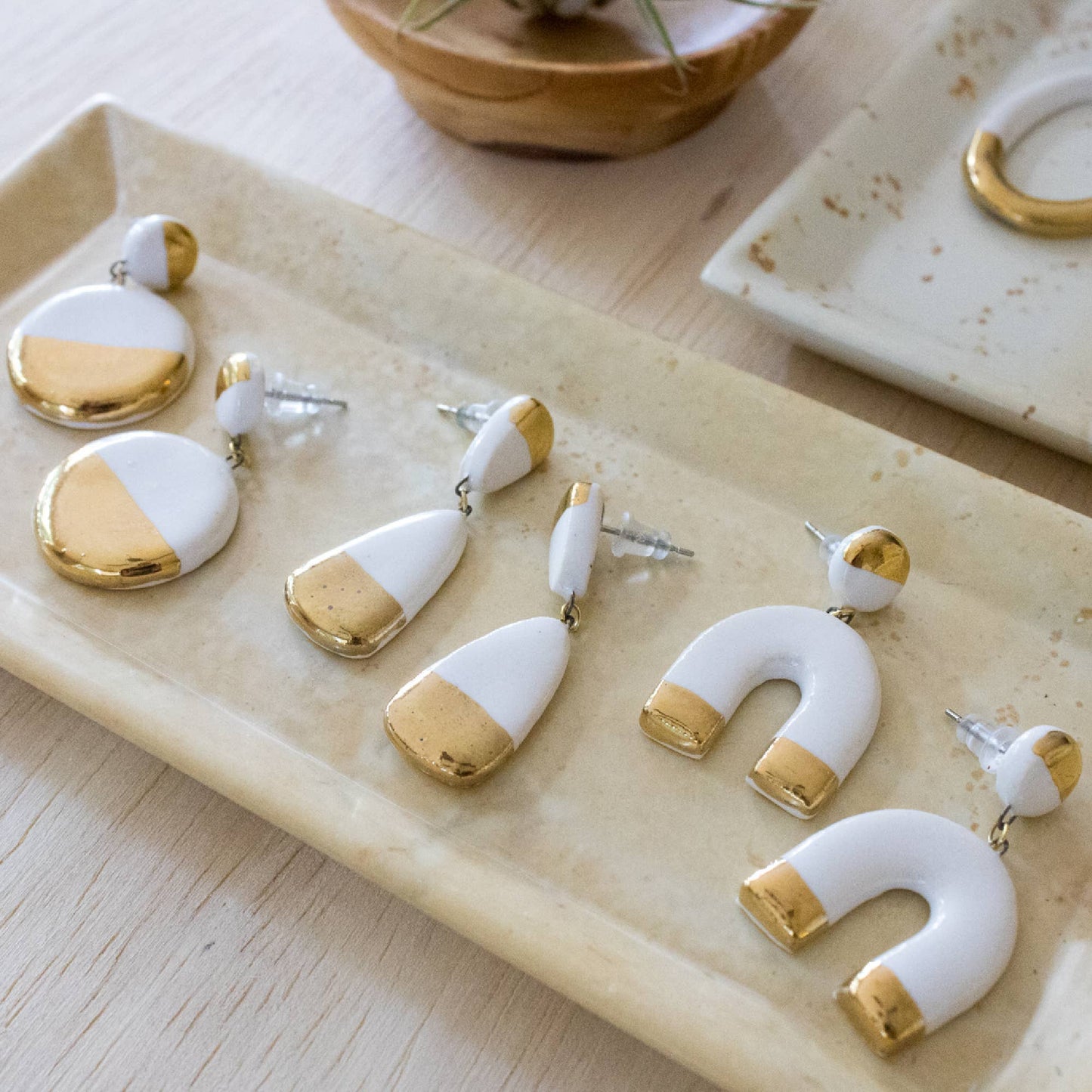 Pendientes colgantes blancos y dorados, herradura
