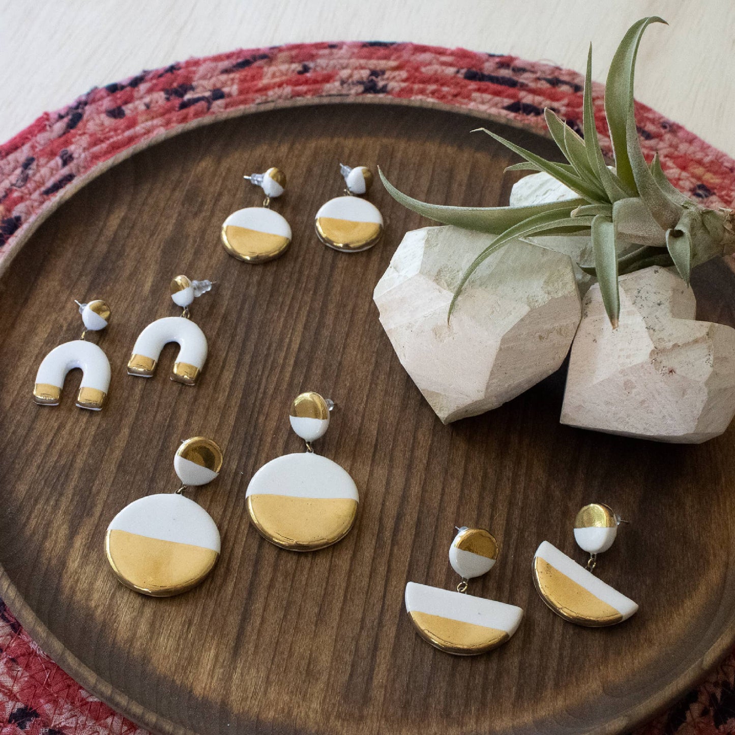 Pendientes colgantes blancos y dorados, herradura
