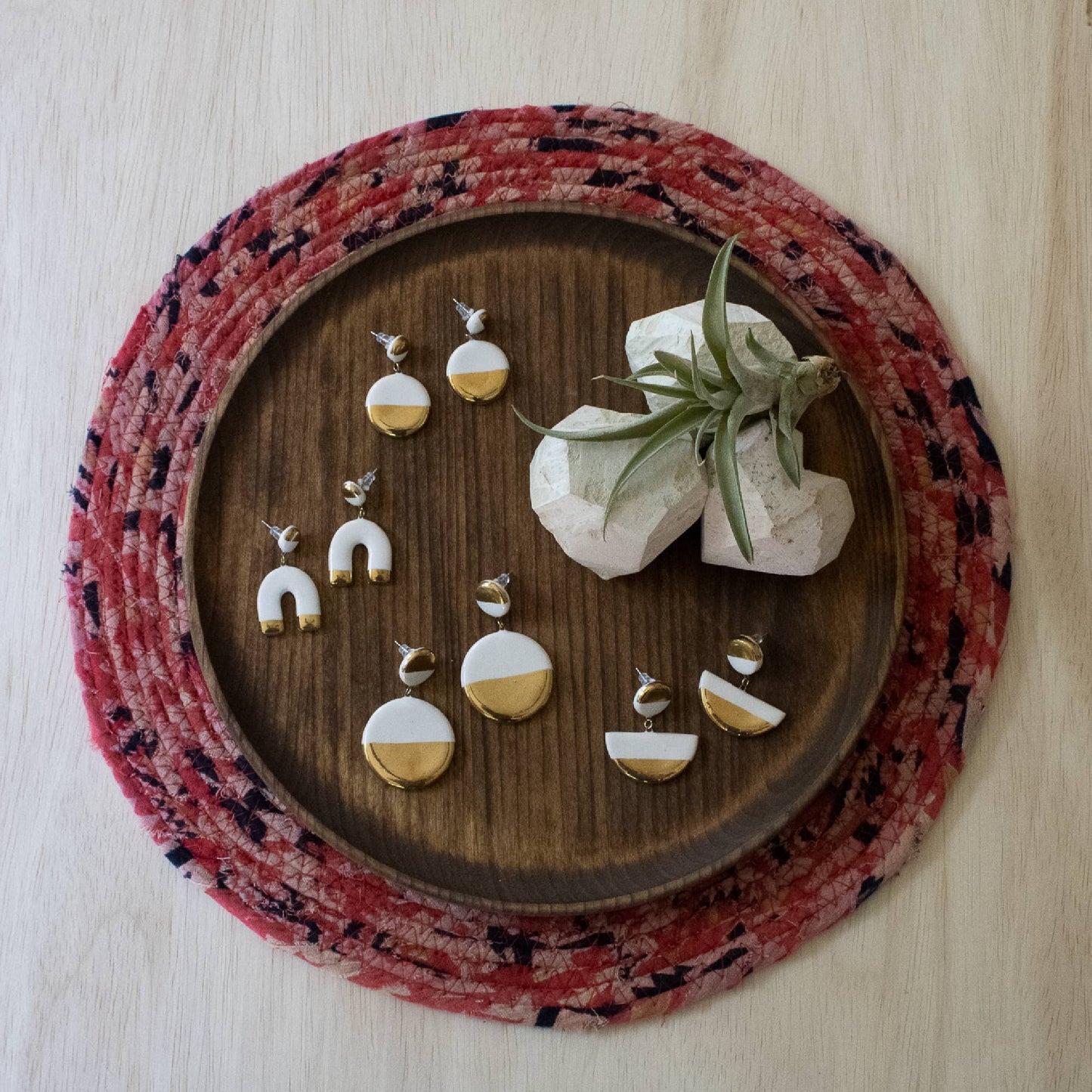 Pendientes colgantes blancos y dorados, herradura