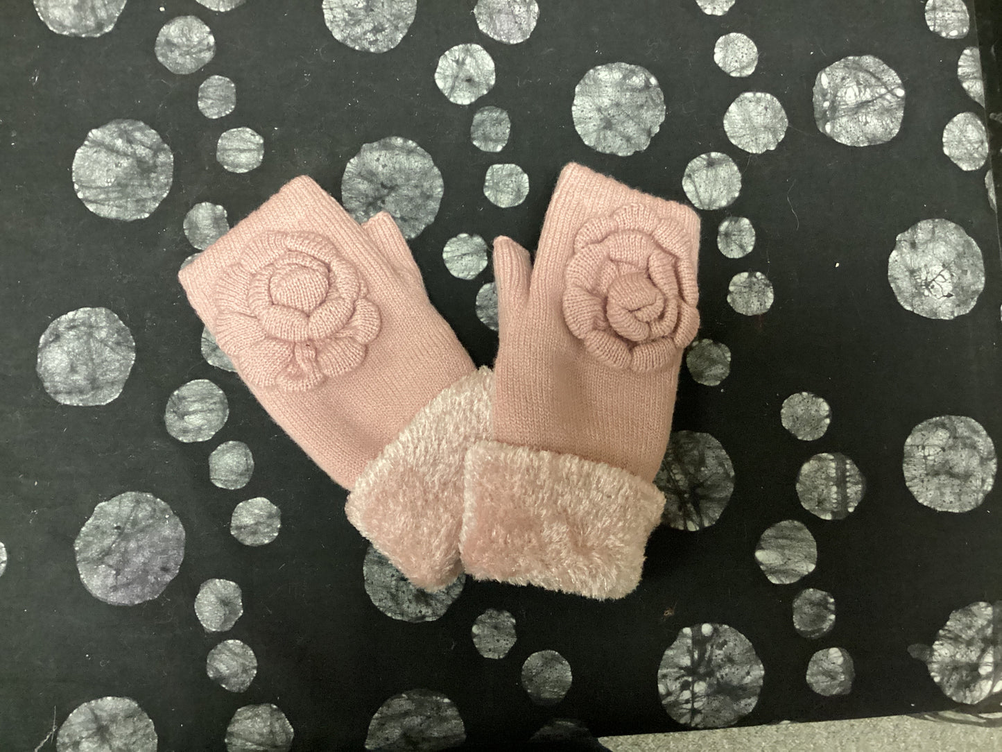Fingerless gloves with flower accent