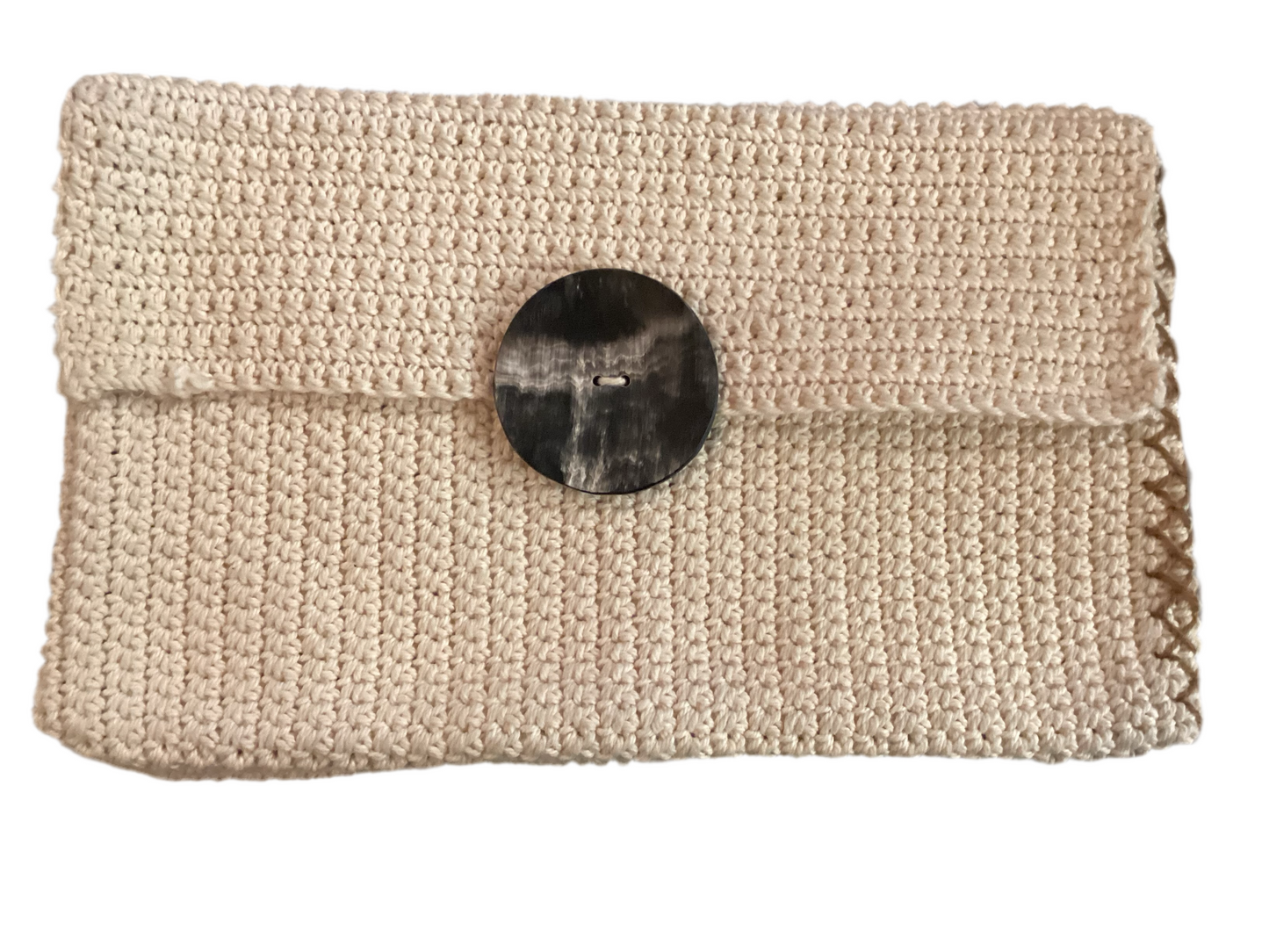 Clutch de crochet con botón de cuerno