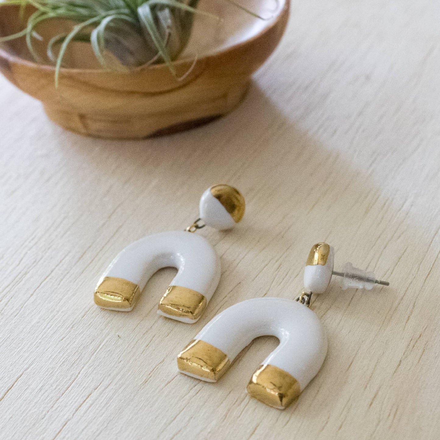 Pendientes colgantes blancos y dorados, herradura