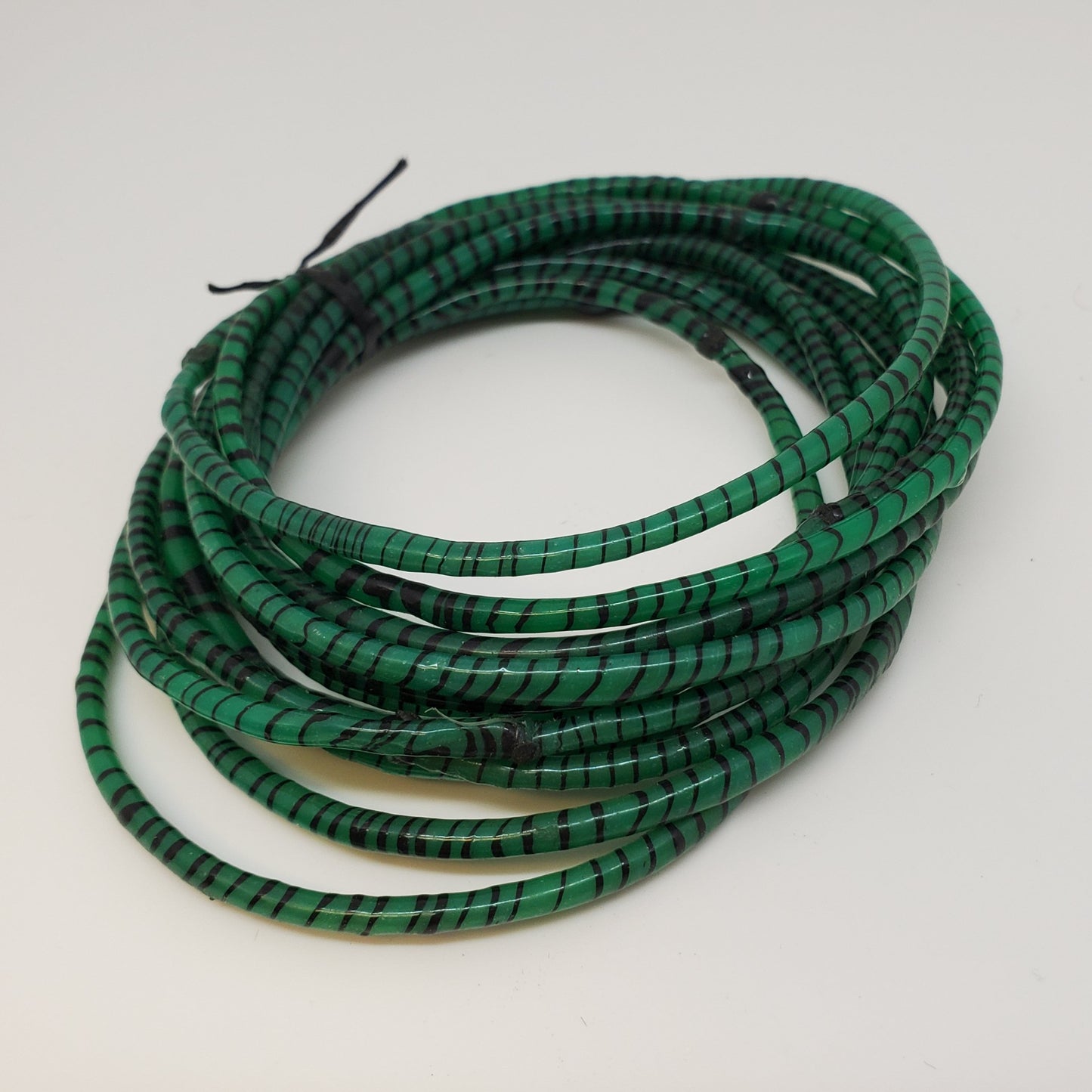 Conjunto de pulseras de plástico reciclado.