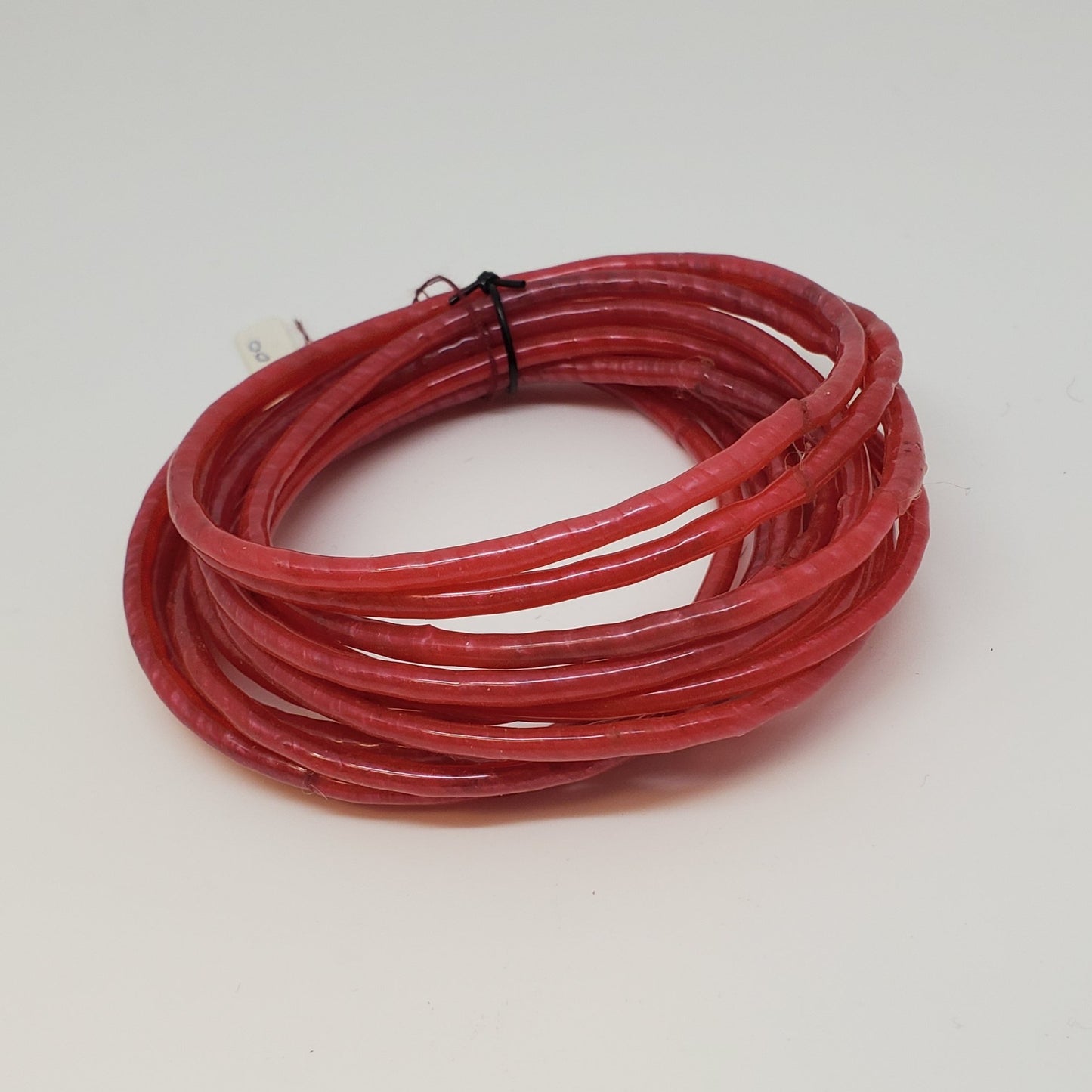 Conjunto de pulseras de plástico reciclado.