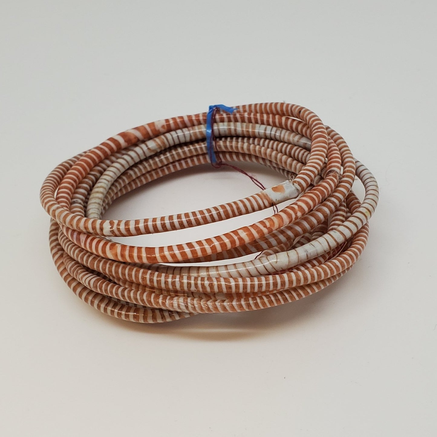 Conjunto de pulseras de plástico reciclado.