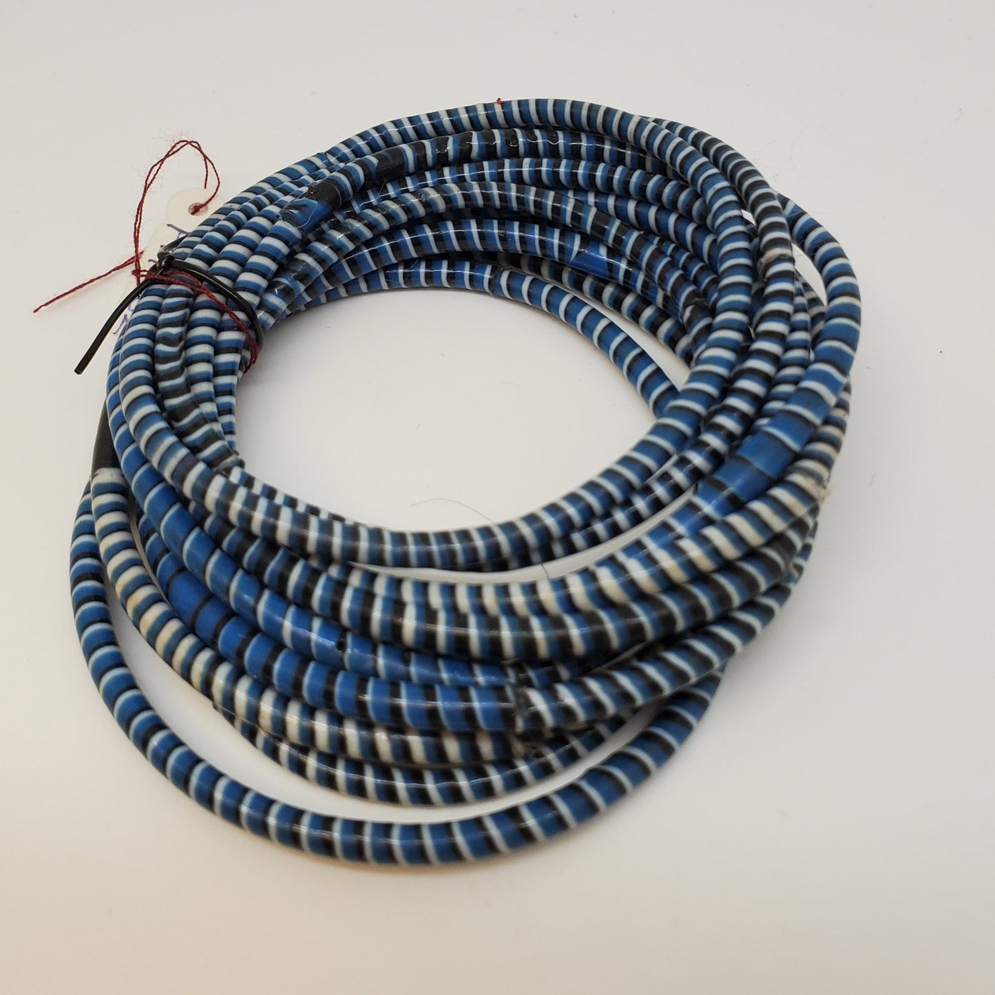 Conjunto de pulseras de plástico reciclado.