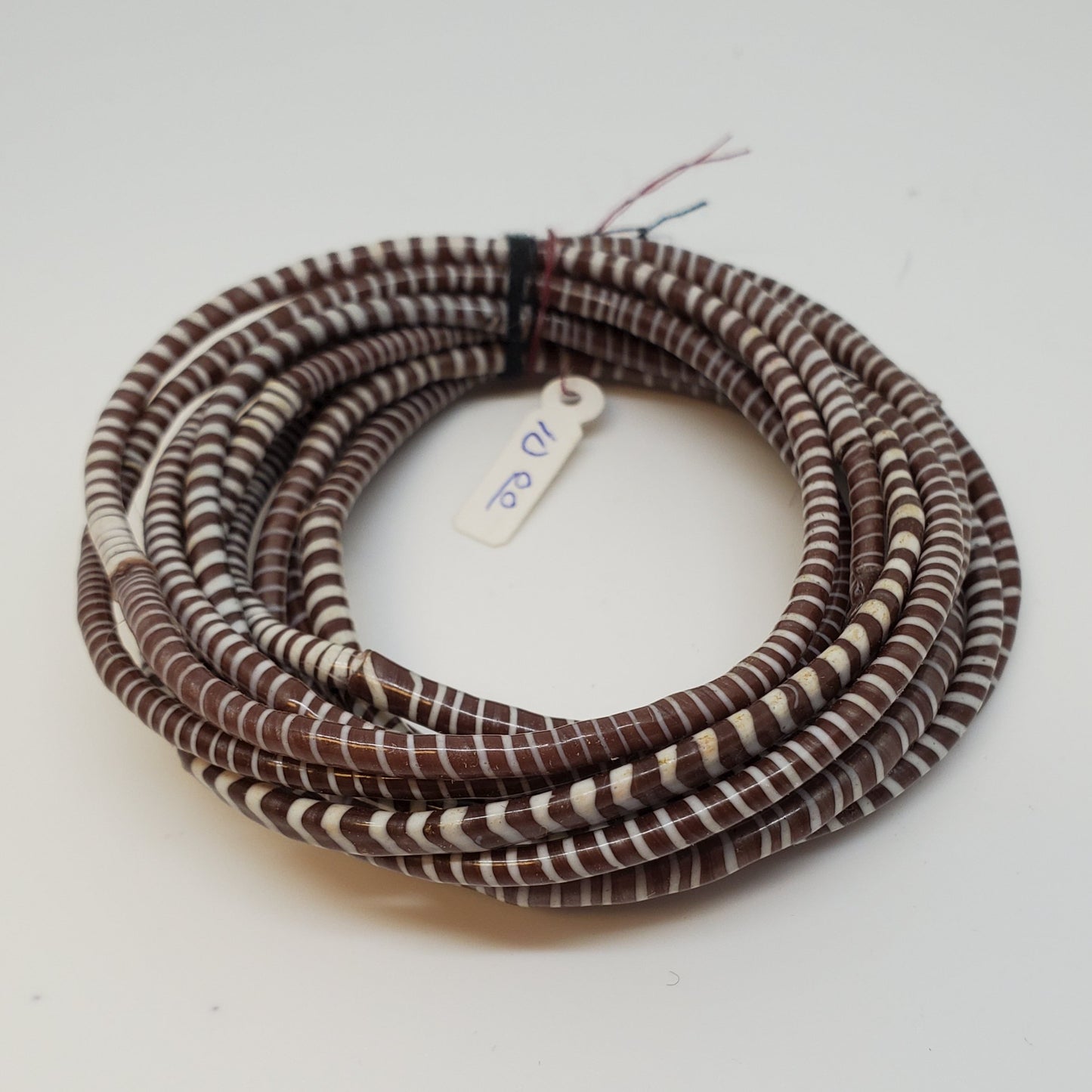 Conjunto de pulseras de plástico reciclado.