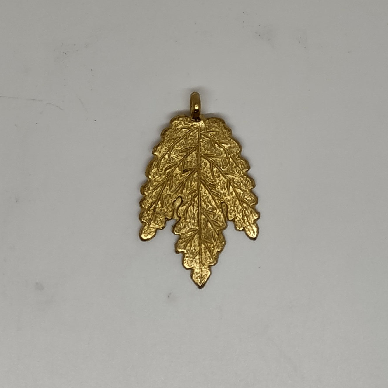 Colgante de hoja de latón