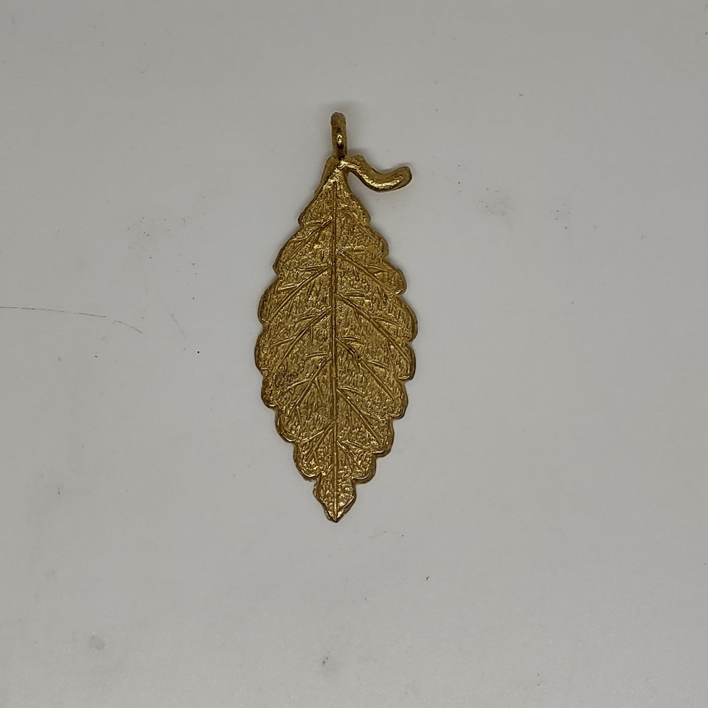 Colgante de hoja de latón