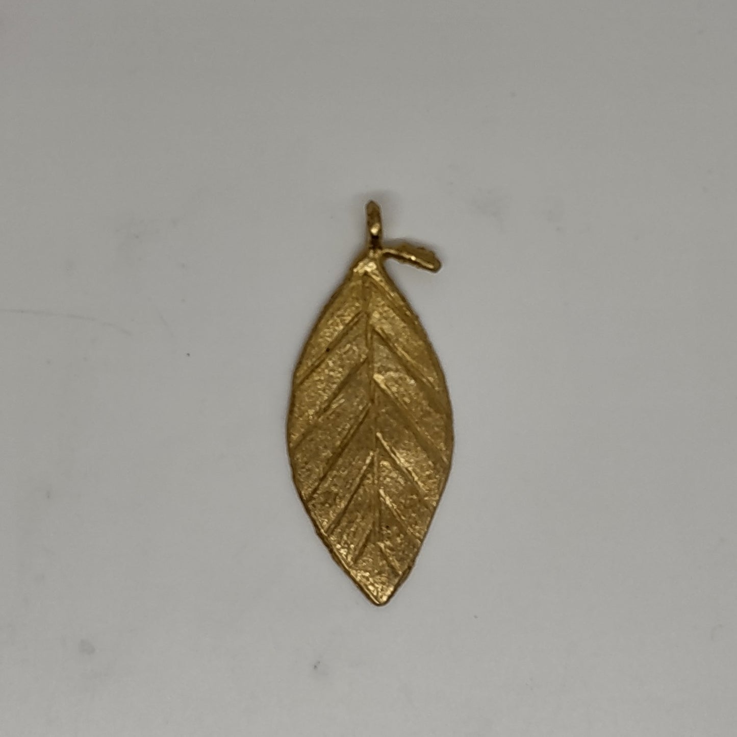 Colgante de hoja de latón