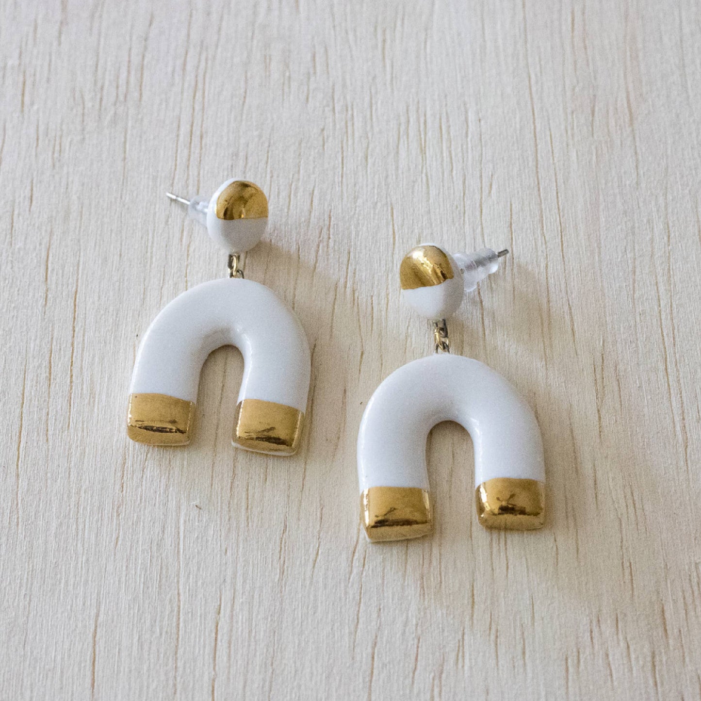 Pendientes colgantes blancos y dorados, herradura