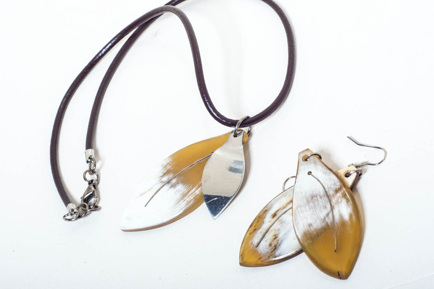 Collar de hojas