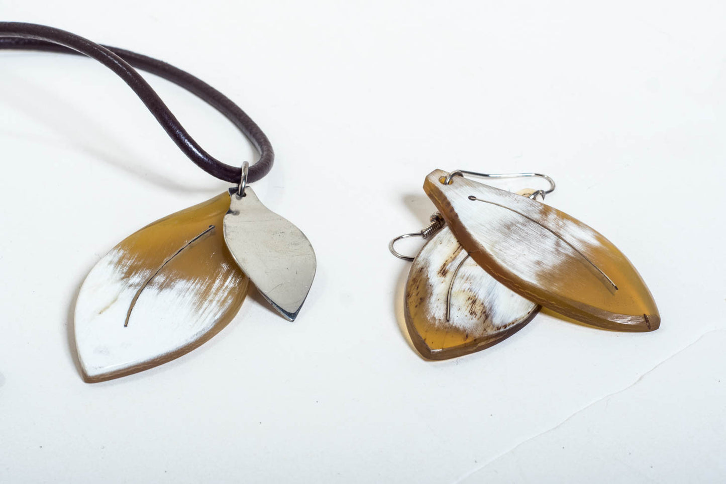 Collar de hojas