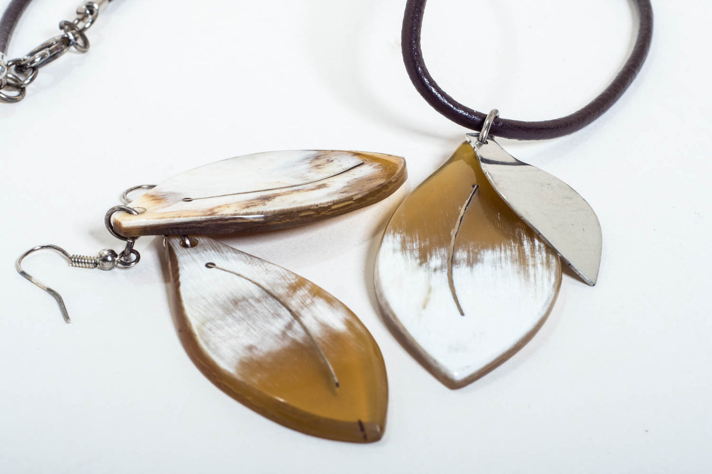 Collar de hojas