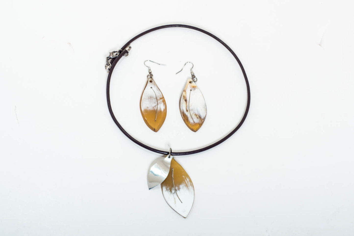 Collar de hojas