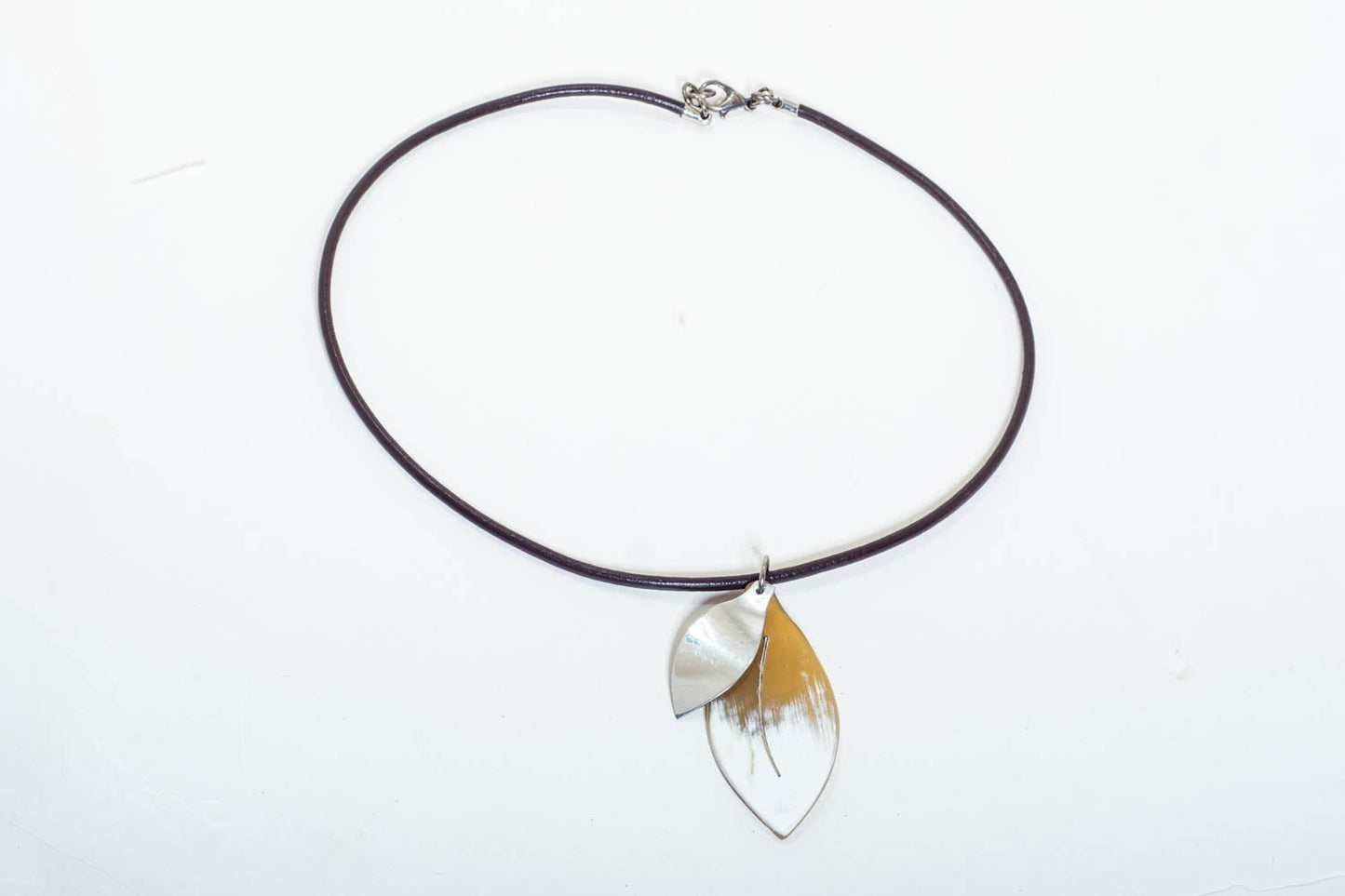 Collar de hojas