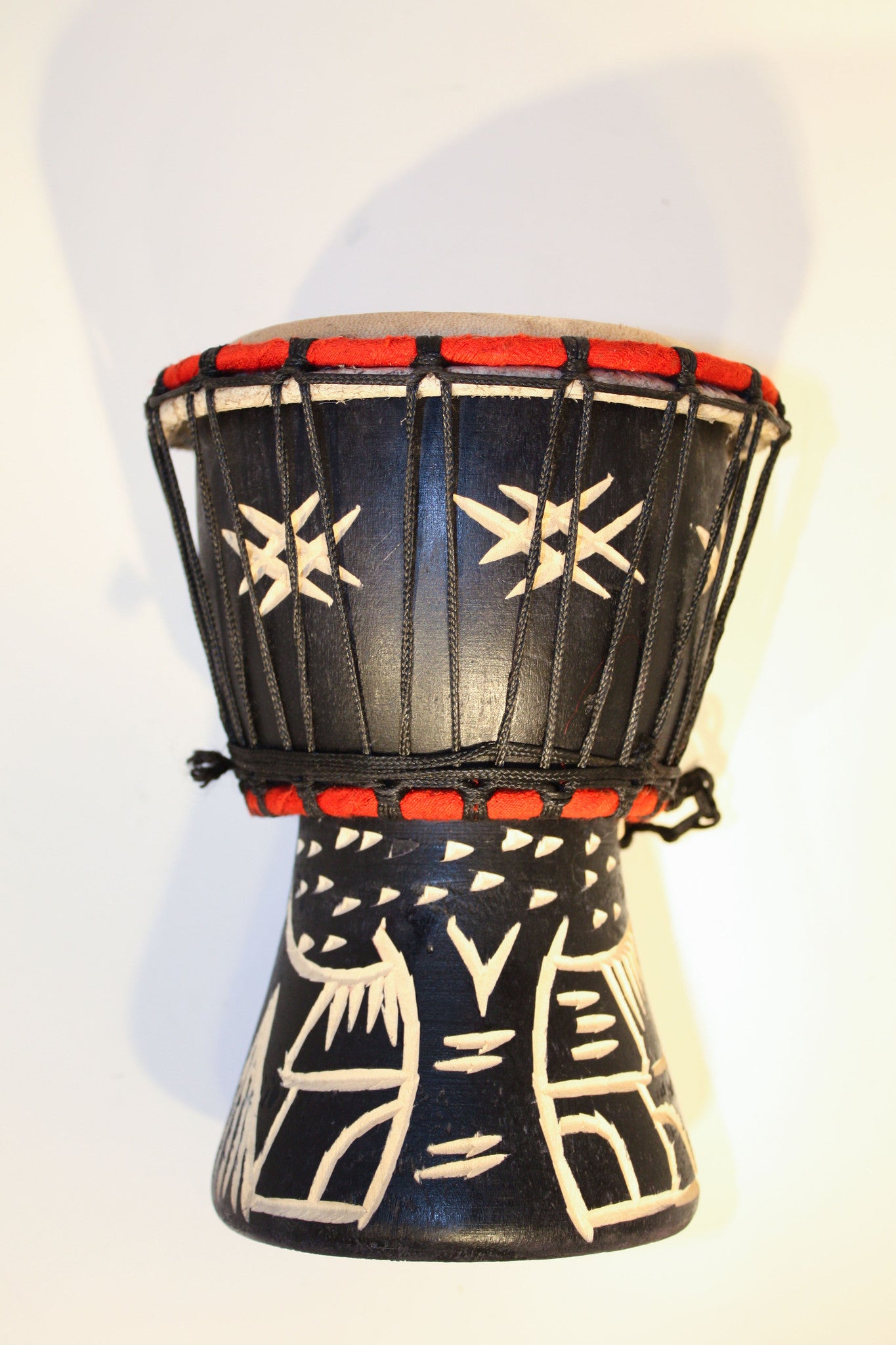 Tambor Djembe hecho a mano, fabricado en Ghana.
