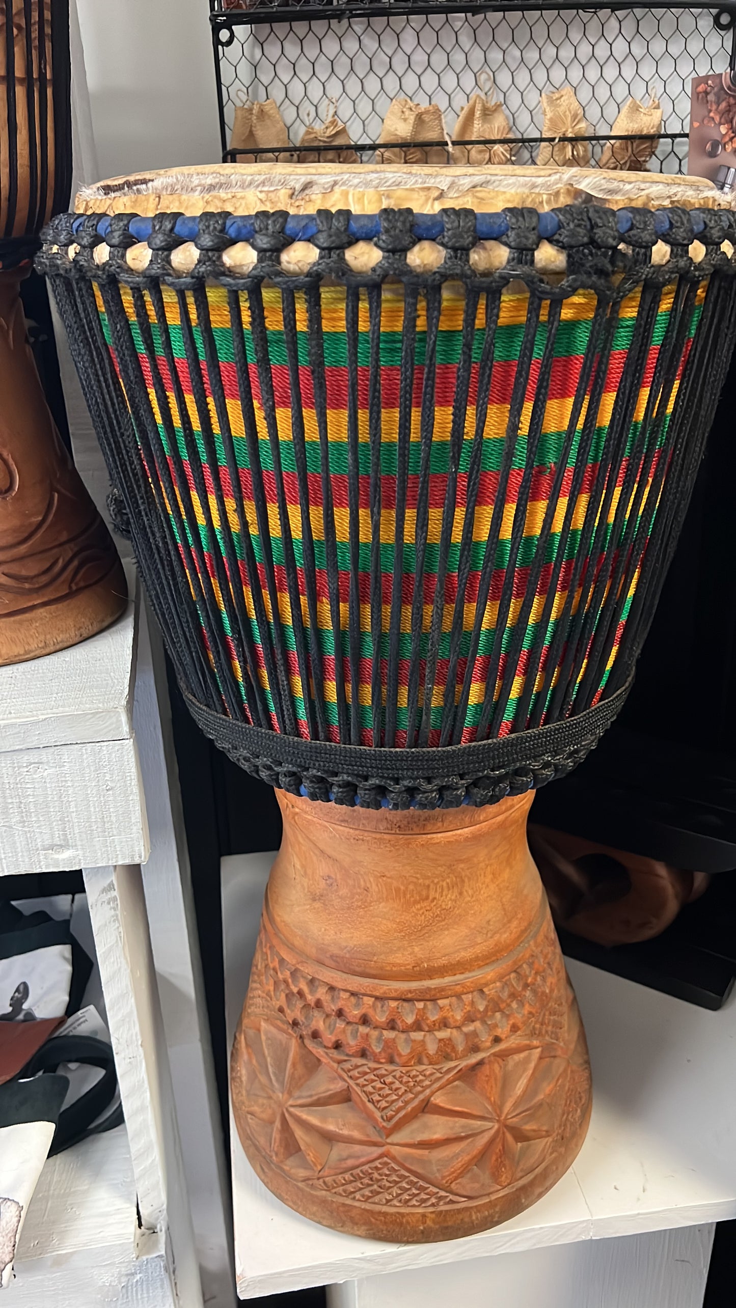 Tambor Djembe hecho a mano, fabricado en Ghana.