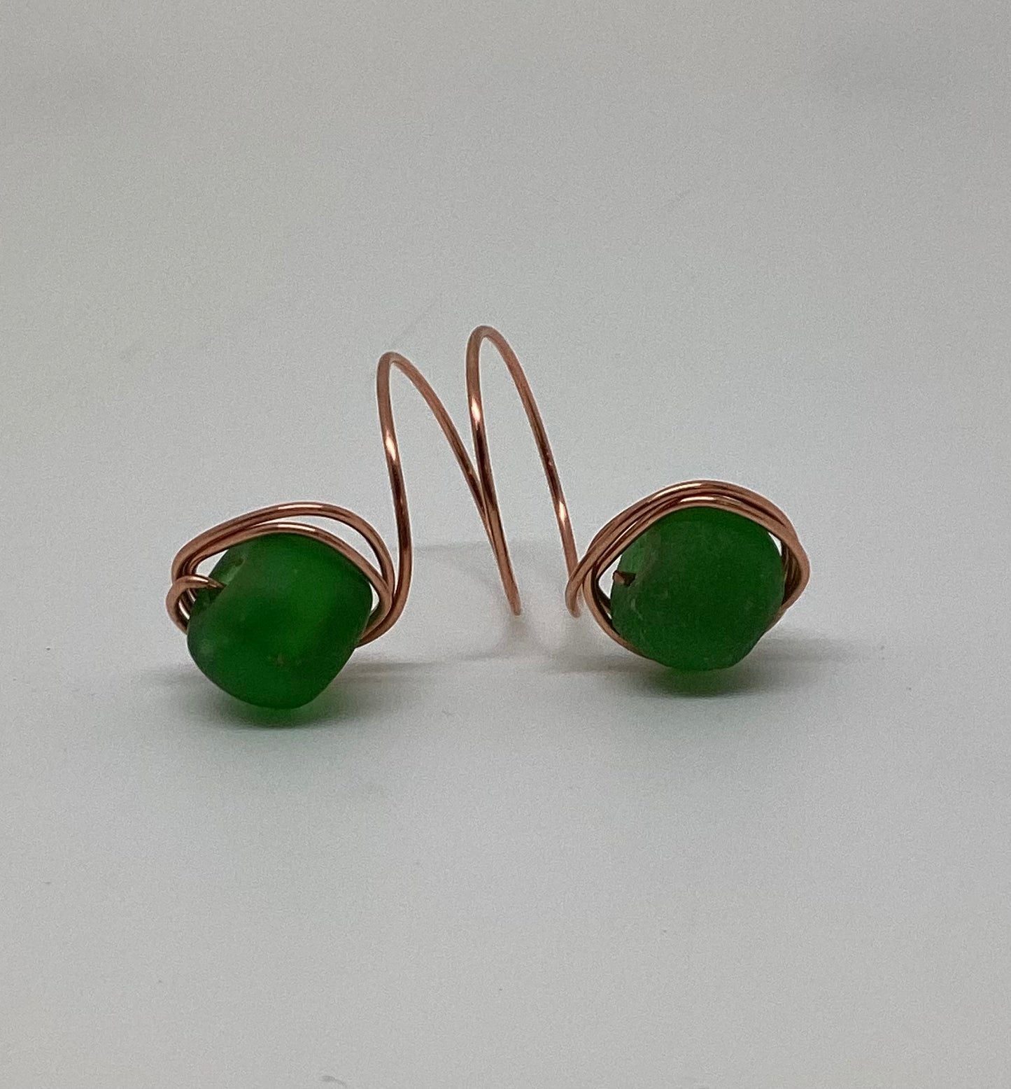 Anillos dobles envueltos en cobre.