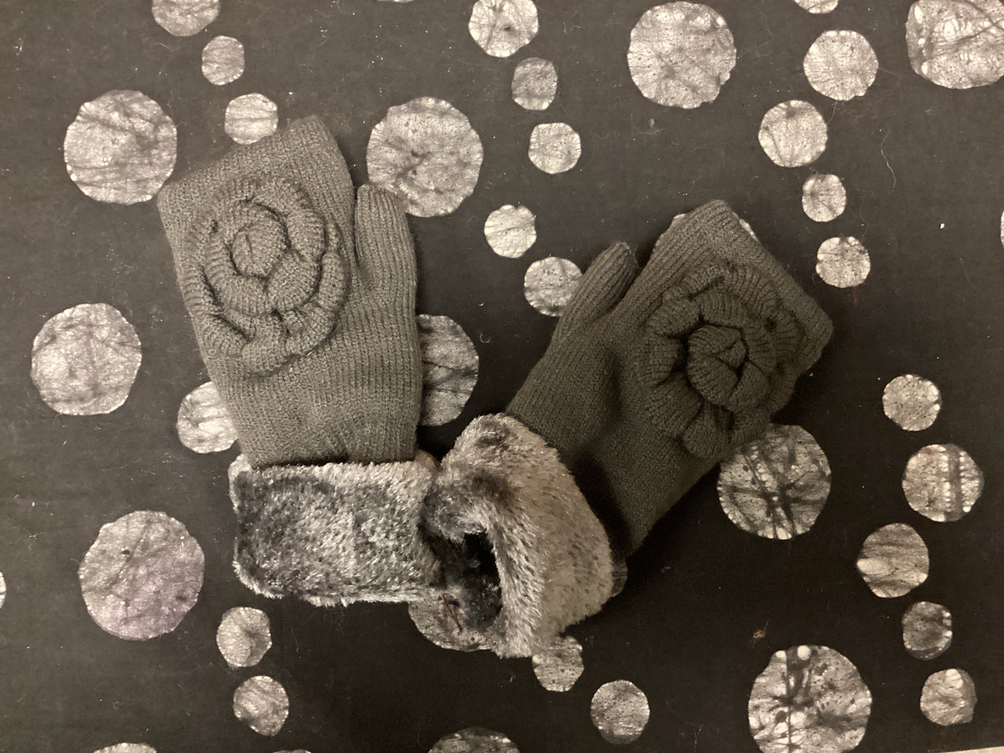 Fingerless gloves with flower accent
