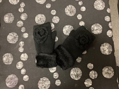 Fingerless gloves with flower accent