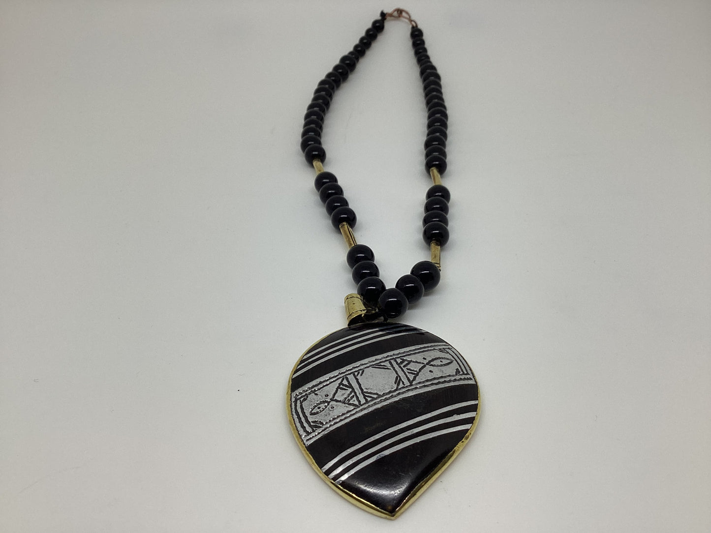 Collar tuareg de plata de ébano