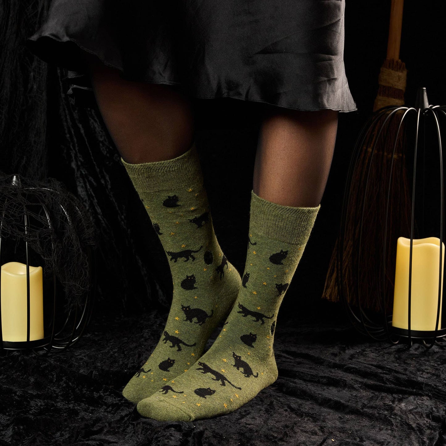 Socks that Save Cats | Green Cats - Gifts for Cat Lovers: Medium