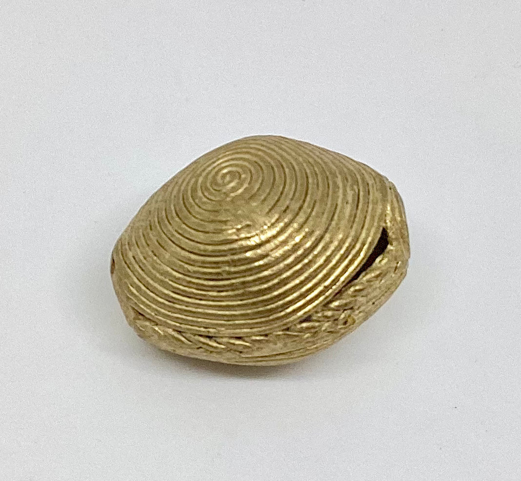 Colgante de cuentas de latón