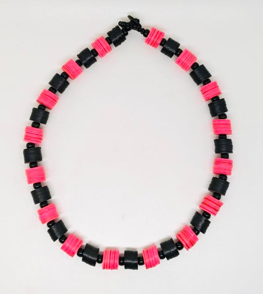 Collar gráfico rosa y negro