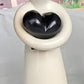 Persona sosteniendo un corazón