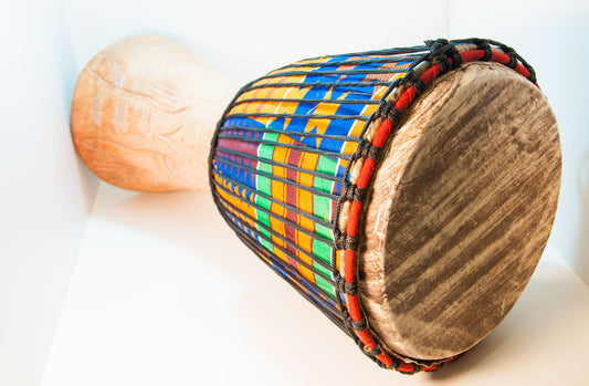 Tambor Djembe hecho a mano, fabricado en Ghana.