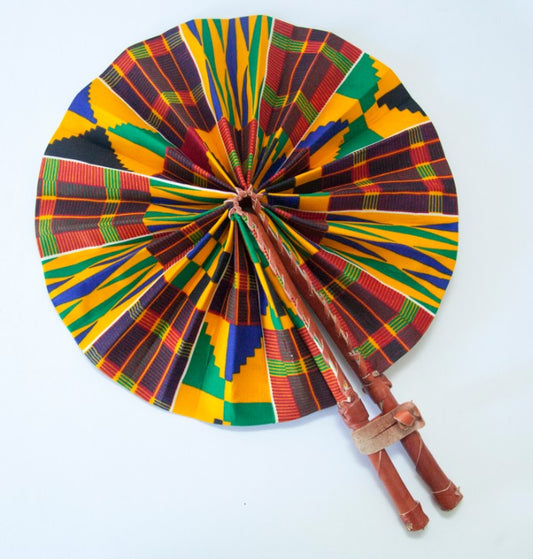 Abanico con estampado de cera africana, hecho a mano en Ghana