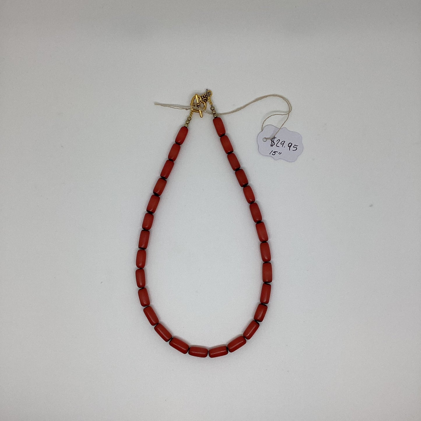 Collar de cuentas rojas