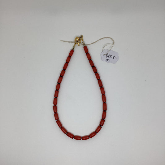 Collar de cuentas rojas