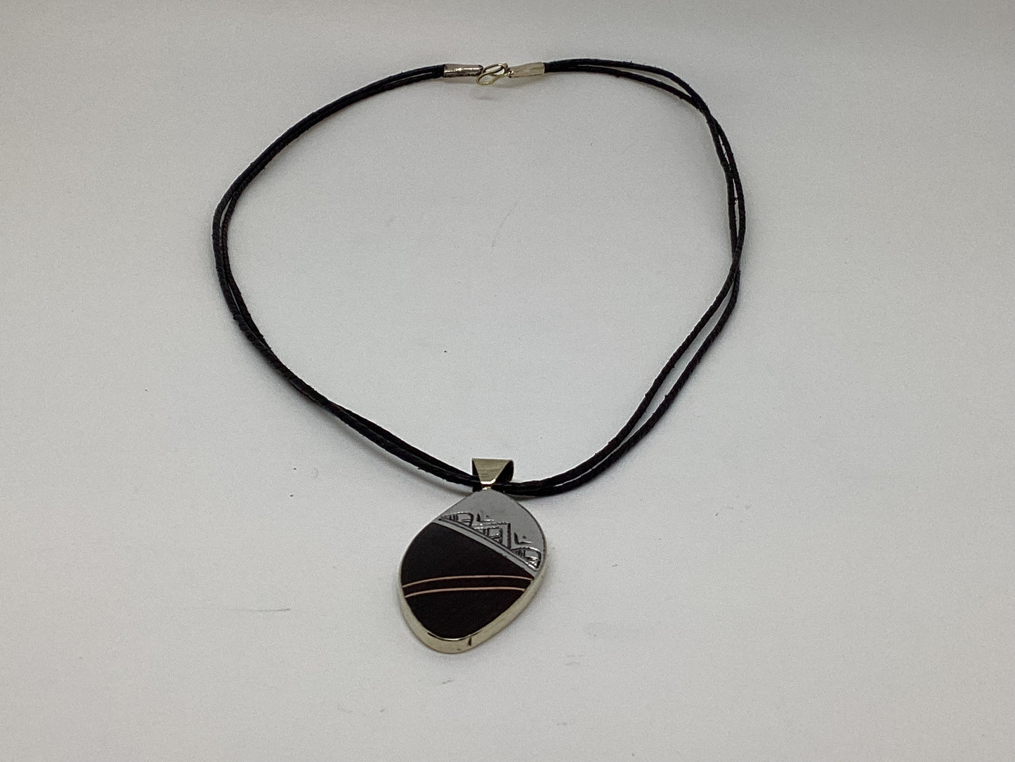 Tuareg ebony small pendant with copper lines necklace